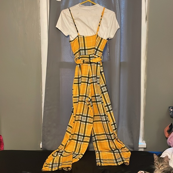 A jumpsuit - Picture 2 of 3